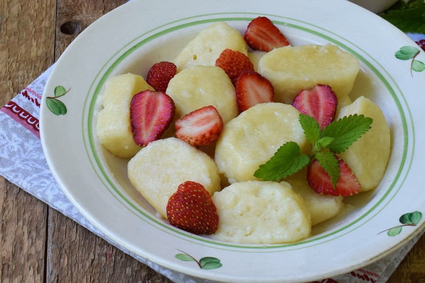 Quark Dumplings with Strawberry Cream